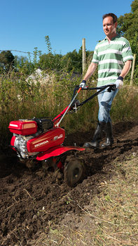 Motozappa compatta, utilizzata da un operatore, luogo di utilizzo: giardino.