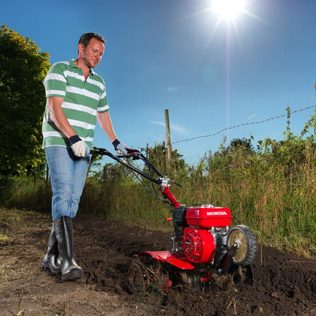 Motozappa compatta, utilizzata da un operatore, luogo di utilizzo: giardino.