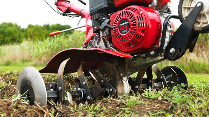 Dettaglio del motore di una motozappa compatta, luogo di utilizzo: giardino.